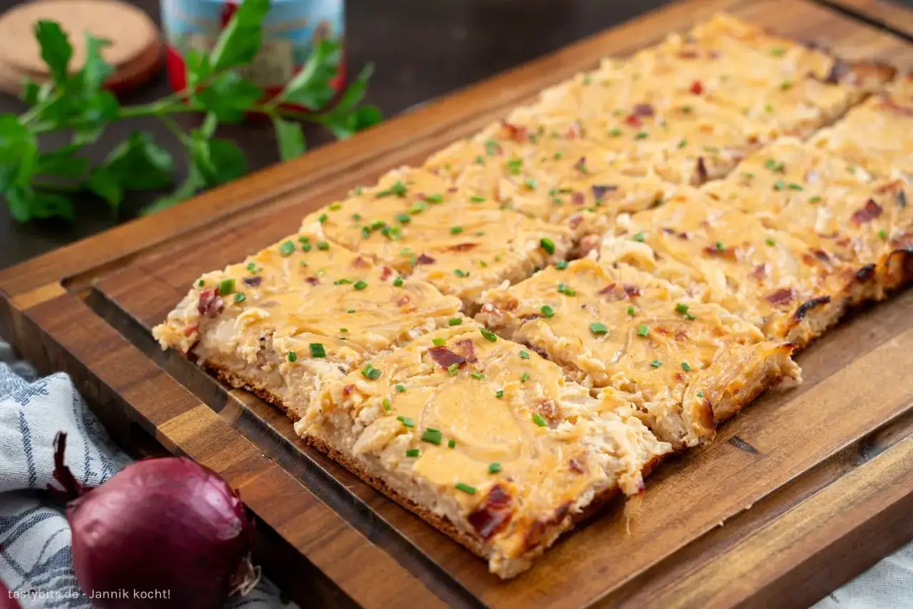 Saftiger Zwiebelkuchen vom Blech - So gelingt er perfekt!