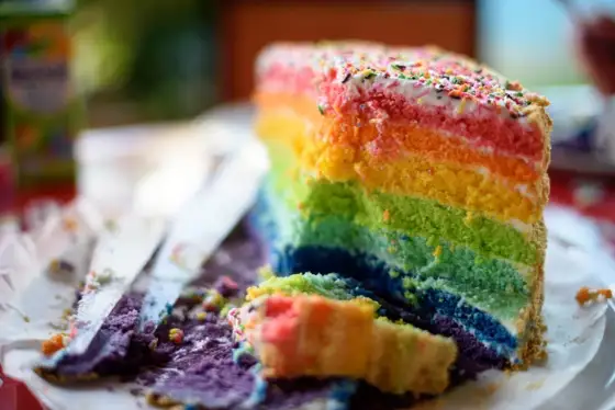 Regenbogenkuchen backen - So gelingt der perfekte Anschnitt
