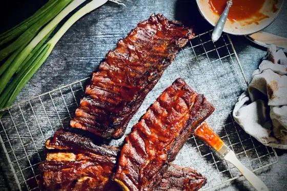 Spareribs vom Gasgrill - So gelingen fertig marinierte Rippchen